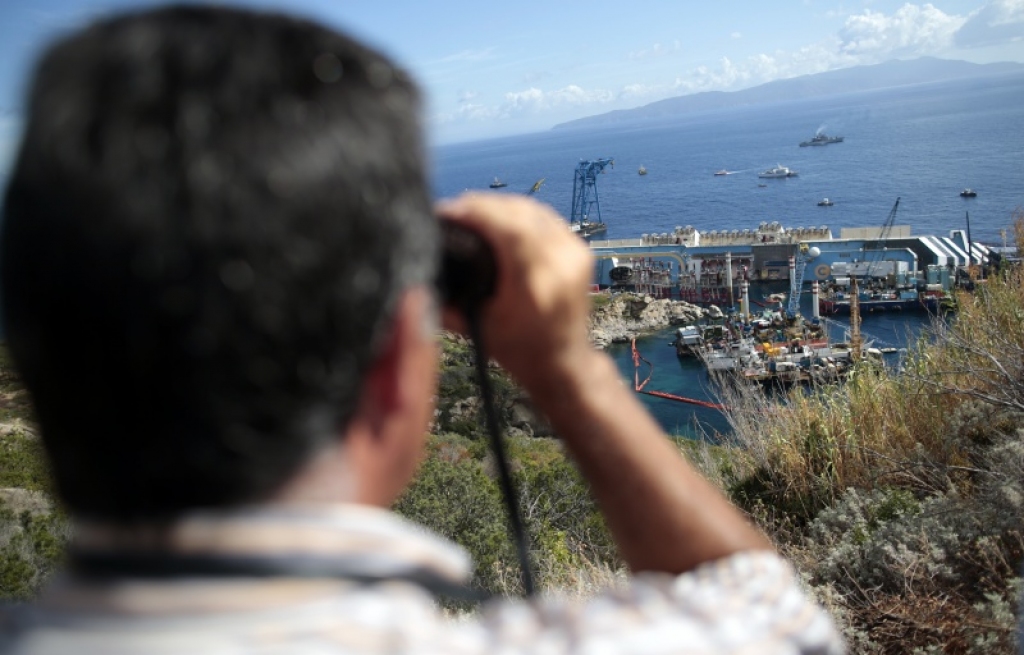Papildināta ar foto - Costa Concordia vraks pacelts peldus stāvoklī