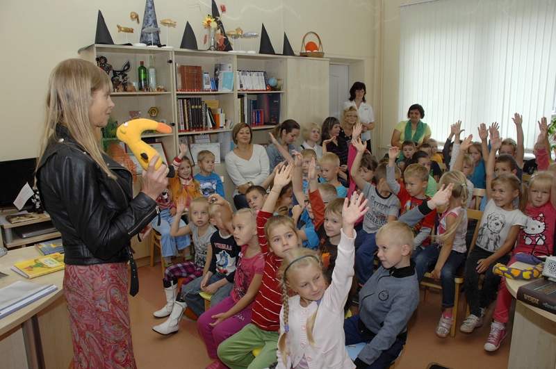 Bērni tiekas ar mākslinieci un rakstnieci Indru Sproģi