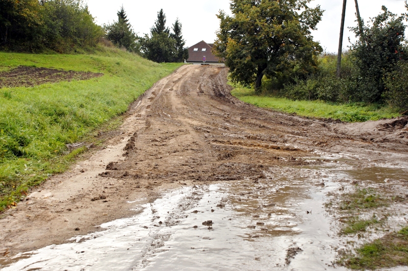 Tilta būvnieki labo bojāto ceļu