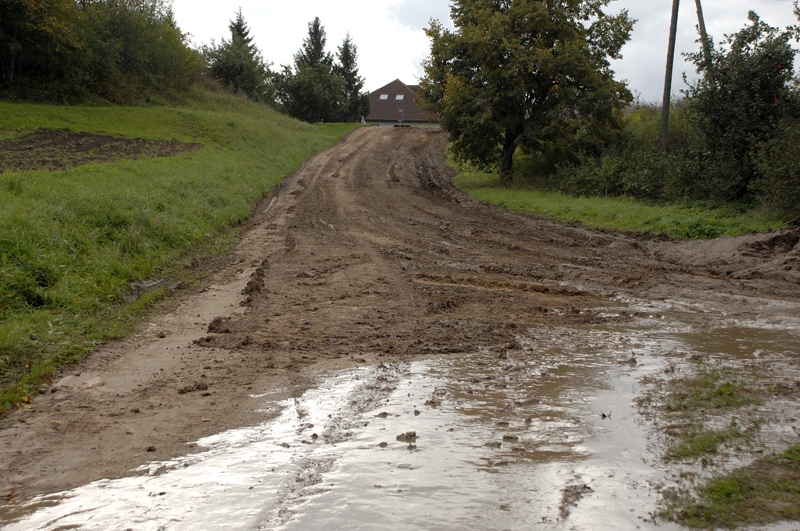 Tilta būvnieki labo bojāto ceļu