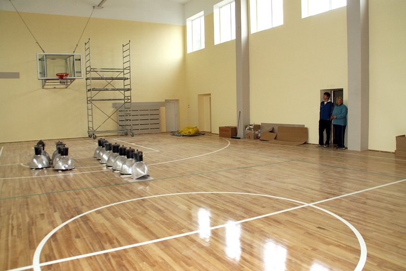 Vecumniekos izremontēta skolas sporta zāle