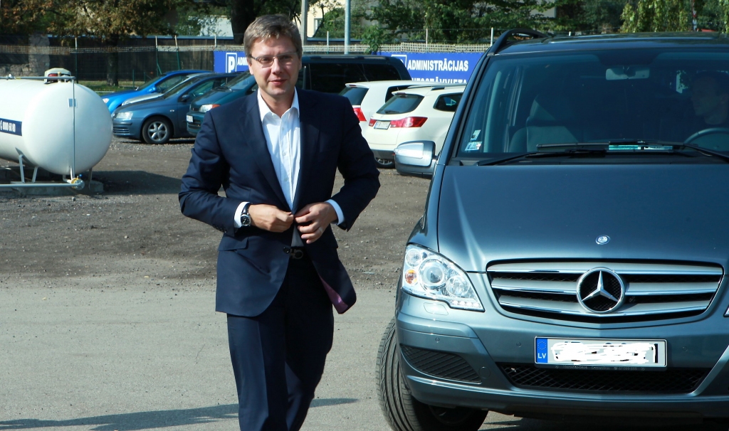 Ušakovs norāda uz soli bezmaksas sabiedriskā transporta virzienā; Pūķis: cietīs paši rīdzinieki