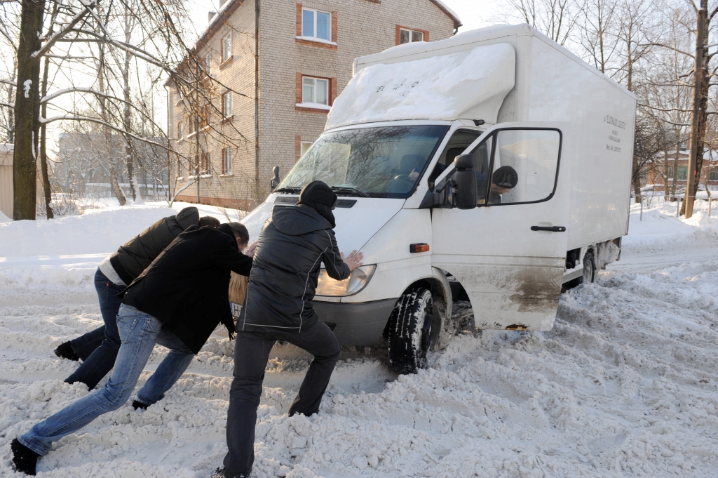 LAU: ziema pārsteidz nevis ceļu uzturētājus, bet autovadītājus