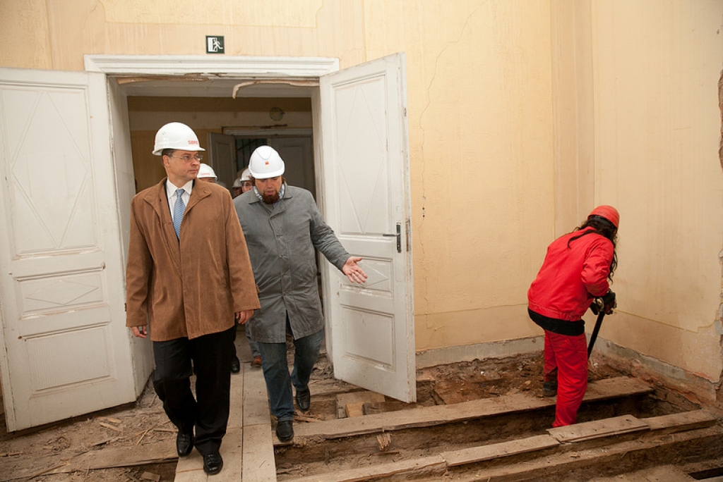 FOTO: Premjers apskata Rīgas pils, Mākslas muzeja un JRT atjaunošanas darbu plānus