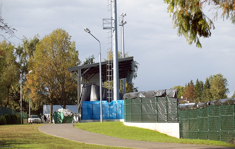 No Iecavas stadiona būvniekiem par kavēšanos iekasēs soda naudu