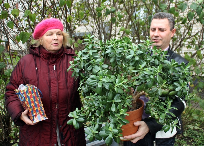Baušķeniece Latvijas Bankas prezidentam uzdāvina «naudas koku»
