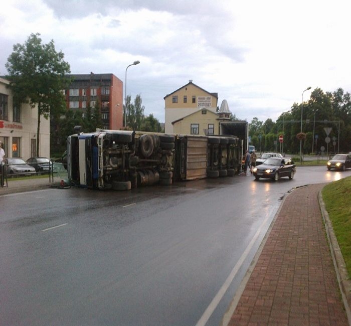 Skaistkalnē apgāžas kravas automobilis