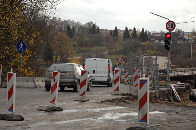 Autovadītāji ignorē noteikumus un tiltu šķērso pie aizliedzošā signāla