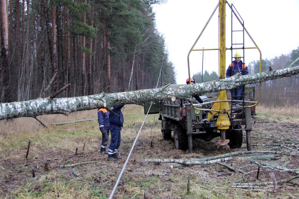 Elektrība visiem vēl nav atjaunota; traucēta arī ūdens apgāde