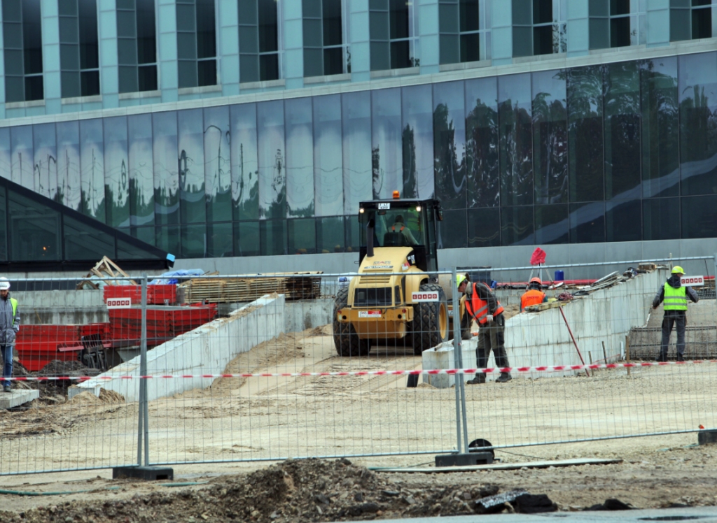 Fotoreportāža - Pie Gaismas pils atrastais lādiņš aizvests uz Ādažiem; satiksme atjaunota