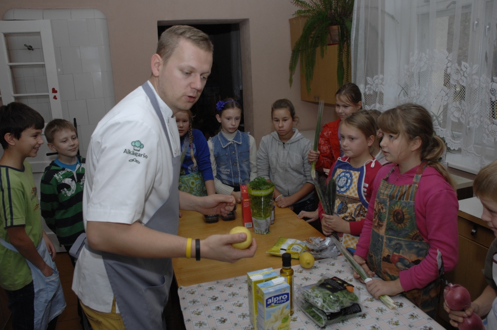 Mežgaļu pamatskolas audzēkņi mācās gatavot veselīgu ēdienu
