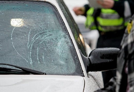 Bauskas centrā auto uzbrauc gājējai