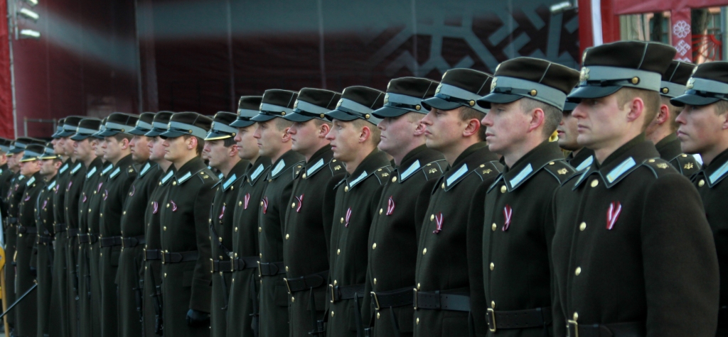 papildināts ar FOTO: Valsts svētku militāro parādi klātienē noskatās tūkstoši