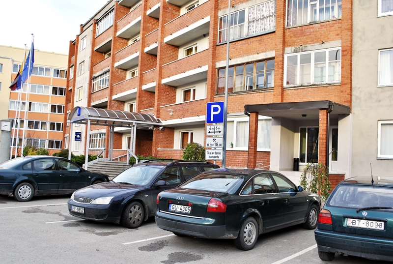 Iecavas domes kasi iekārto pirmajā stāvā