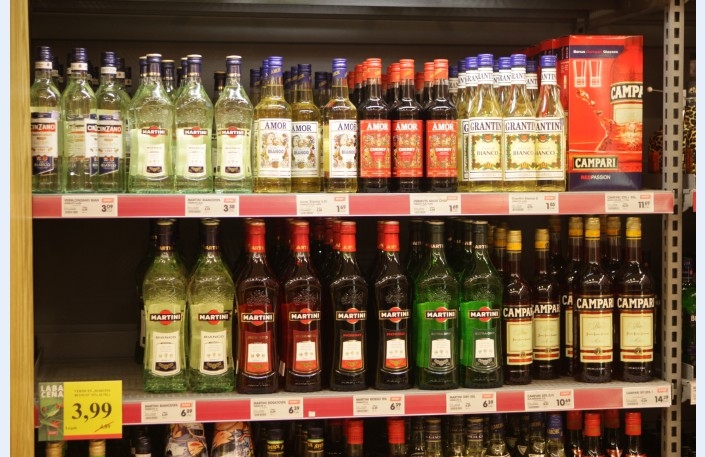Bauskā pārdevēja tirgo alkoholu nepilngadīgajam