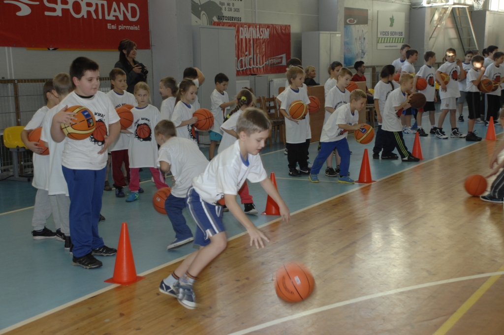 Basketbola čempions viesojas pie Bauskas skolēniem