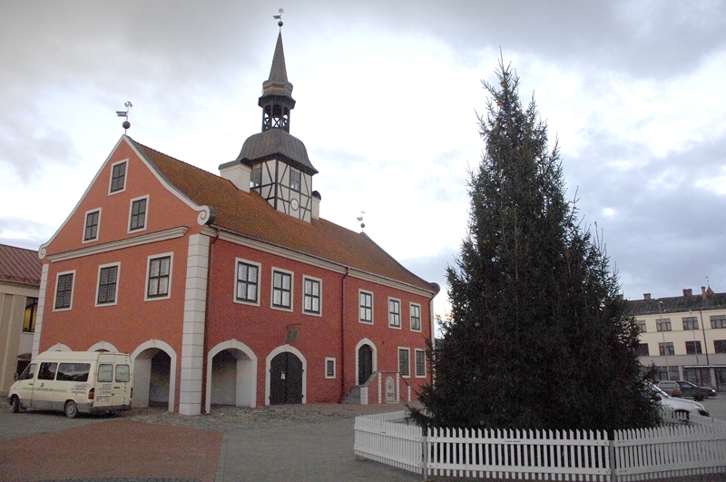 Bausku ietērpj Ziemassvētku rotā