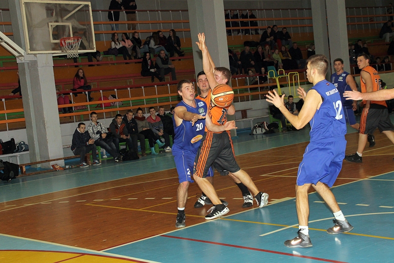 Iecavnieki basketbolā pakutina baušķenieku nervus