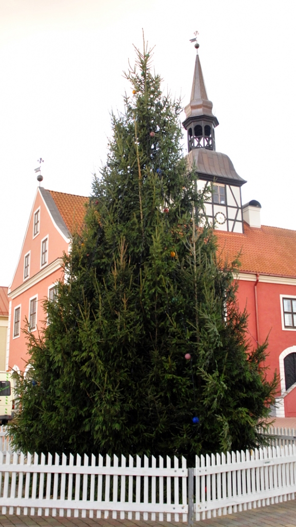Bausku ietērpj svētku rotā