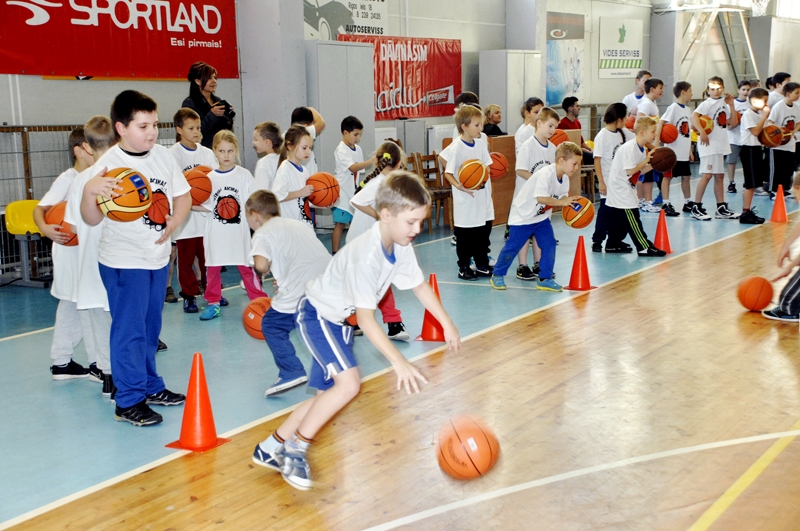 Jaunie basketbolisti Bauskā vingro čempiona vadībā