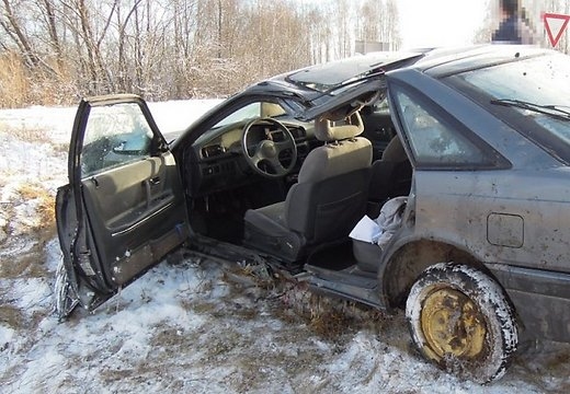 CSDD: Avārijās uz Latvijas ceļiem vīrieši iesaistīti gandrīz 3,5 reizes biežāk nekā sievietes