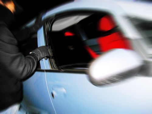 Vecumniekos no mājas pagalma nozog automašīnu «VW Golf»