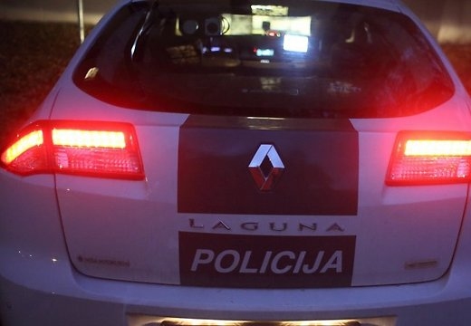 Auto ietriecas kokā