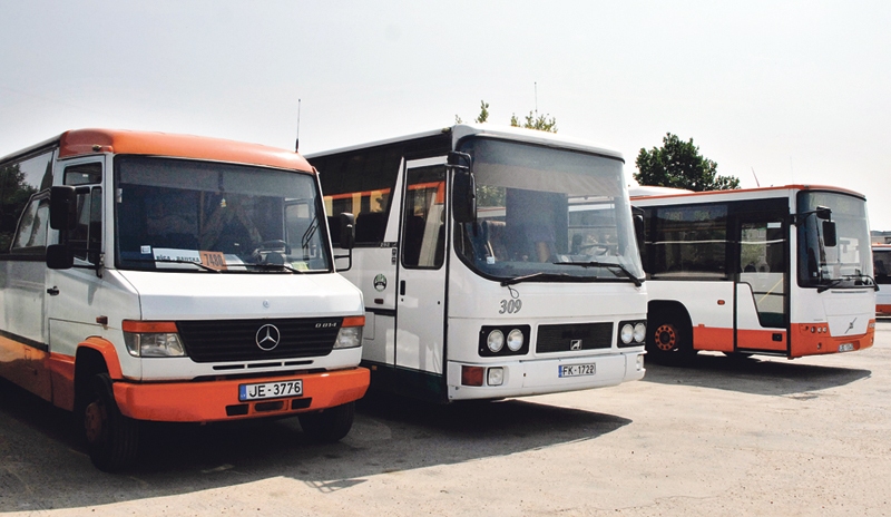 SA autobusam nokrīt ritenis