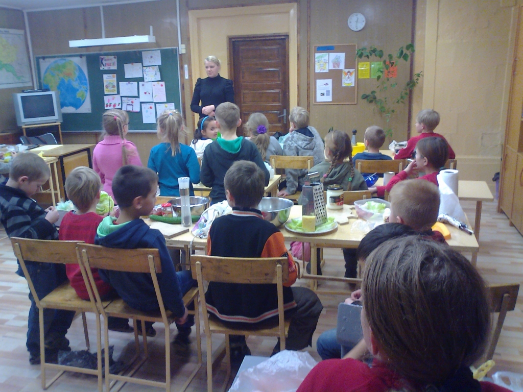 Dzimtmisas skolā sacenšas salātu gatavošanā
