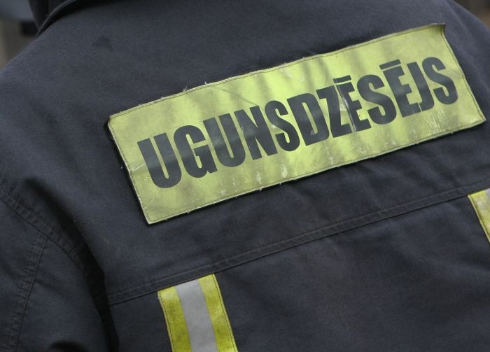 papildināts – Iecavā aizdedzies granulu ražošanas cehs