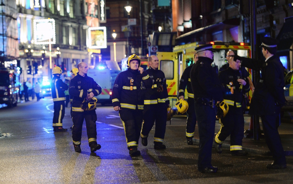 Londonā teātra izrādes laikā iebrūk daļa jumta; cietuši 88 cilvēki