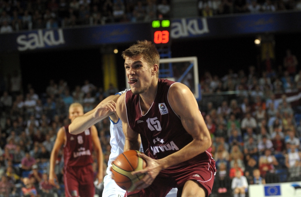Jaunais basketbolists Siliņš gūst 23 punktus Itālijas čempionāta spēlē