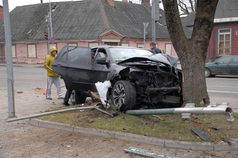 Auto Bauskā ietriecas kokā