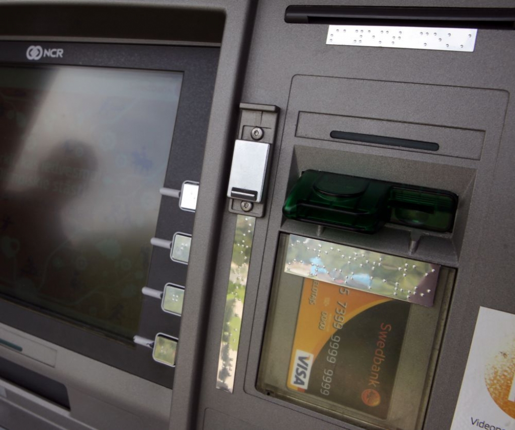 Bankas pakāpeniski sāk atslēgt bankomātus