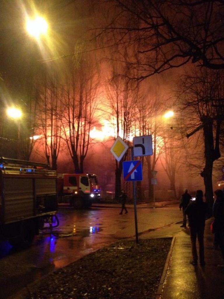 papildināts (15:42) - FOTO: Āgenskalnā nodegusi neapdzīvota koka arhitektūras pērle