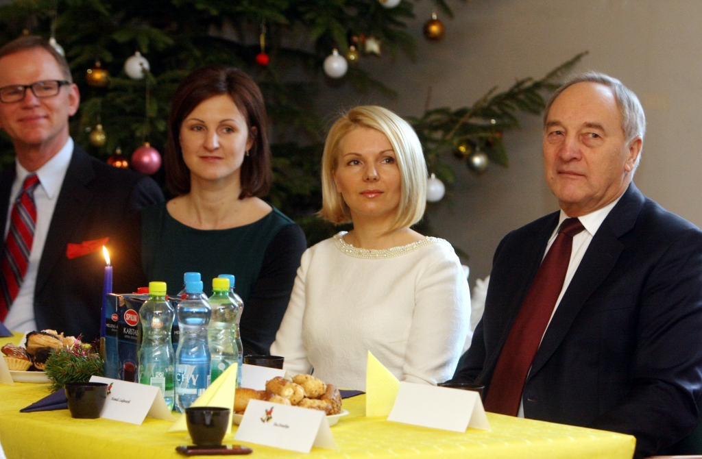 FOTO: Valsts pirmais pāris kopā ar audžuģimenēm ieskandina Jauno gadu