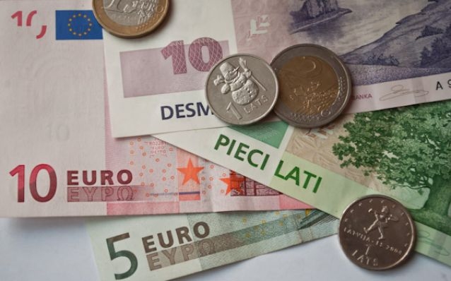 Tirgotāji: Dienā pirms "lata pēdējās dienas" ar latiem norēķinās maza daļa pircēju