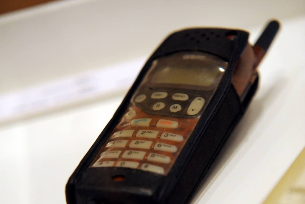 Neuzmanīga sirmgalve iekrīt zemiskā telefonkrāpnieku slazdā