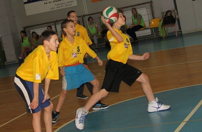 FOTO: Skolēnu sporta spēles tautas bumbā