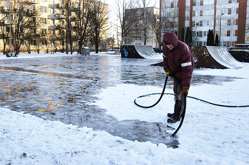 Bauskā un Gailīšos gatavo ledus laukumus