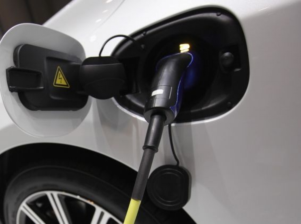 Uz Liepājas tramvaja elektropadeves tīkla bāzes cer izveidot elektroauto bezvadu uzlādes staciju