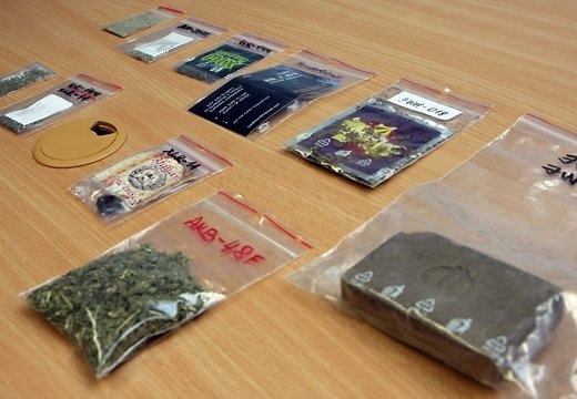 Iecavā policija konfiscē iespējamās narkotikas