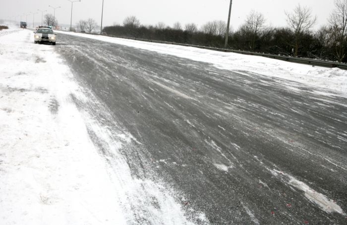 Iecavā saduras divi automobiļi