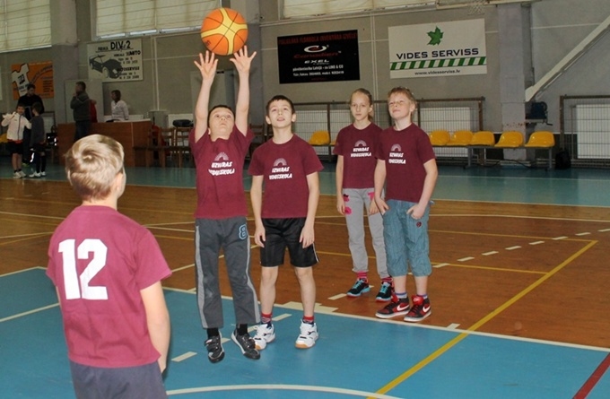 FOTO: Minibasketbola festivāls skolēniem