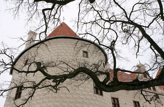 Bauskas pilij atjaunos logu vitrāžu stiklojumu