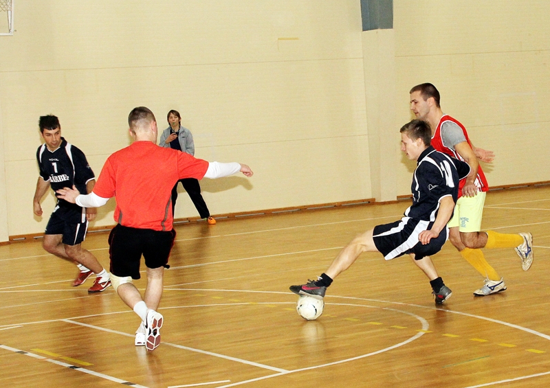 Aizvadīts nakts futbola turnīrs Vallē