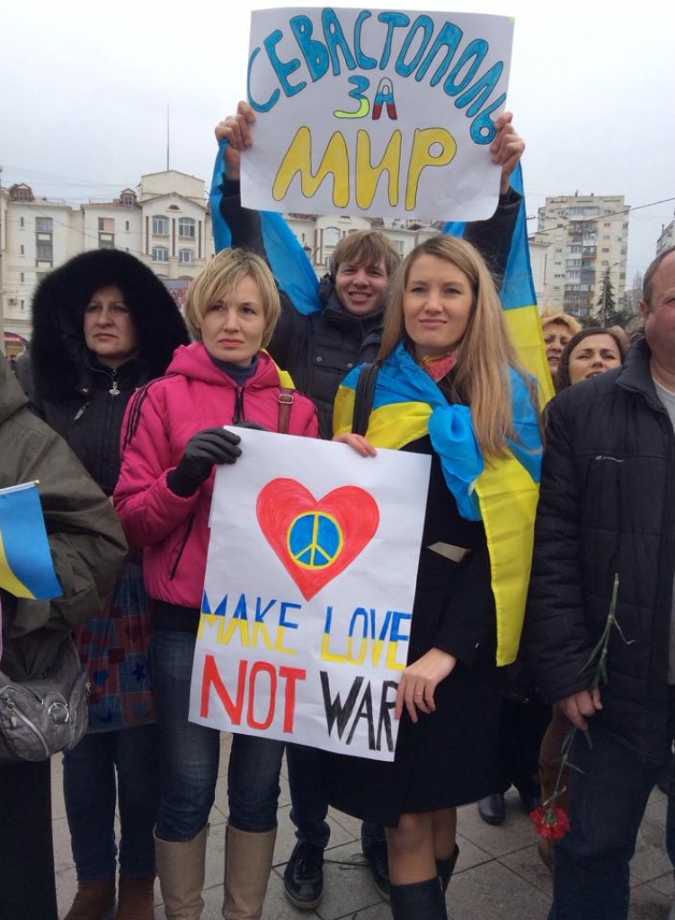 Krimā protesti starp divām «nometnēm» pārvēršas sadursmēs