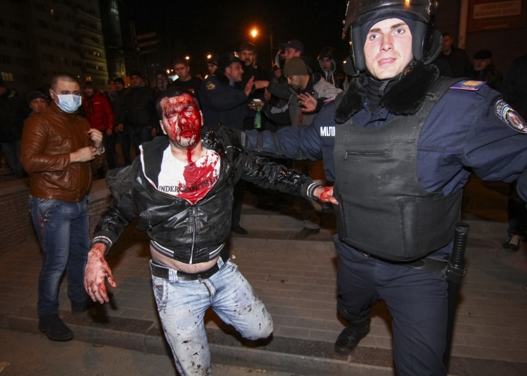 Ukrainā atsākās masu sadursmes; vismaz divi bojāgājušie