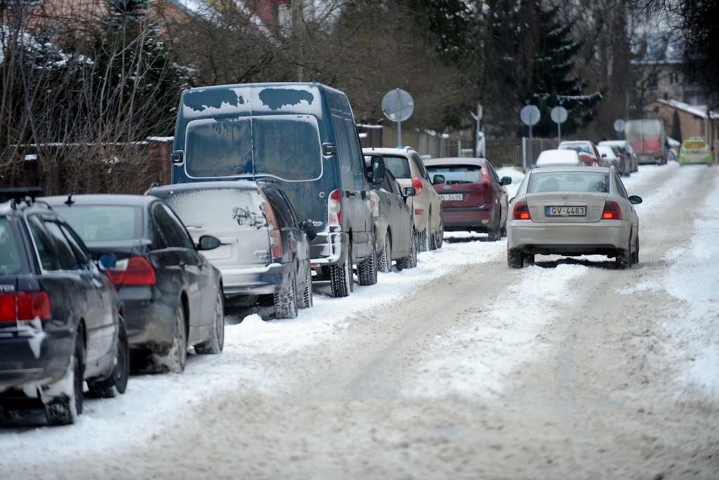 Autoceļus daudzviet klāj sniegs un apledojums; Rīgas ielas tīra no plkst.5 rītā