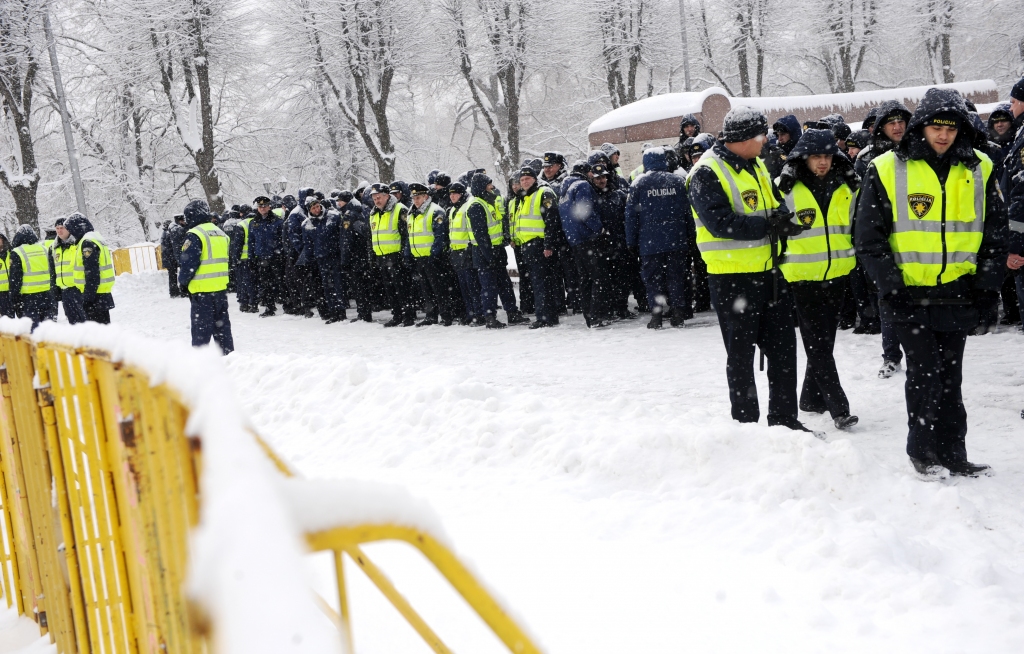 Brīvības pieminekļa apkārtnē daudz policistu; likumsargu motorlaiva arī kanālā
